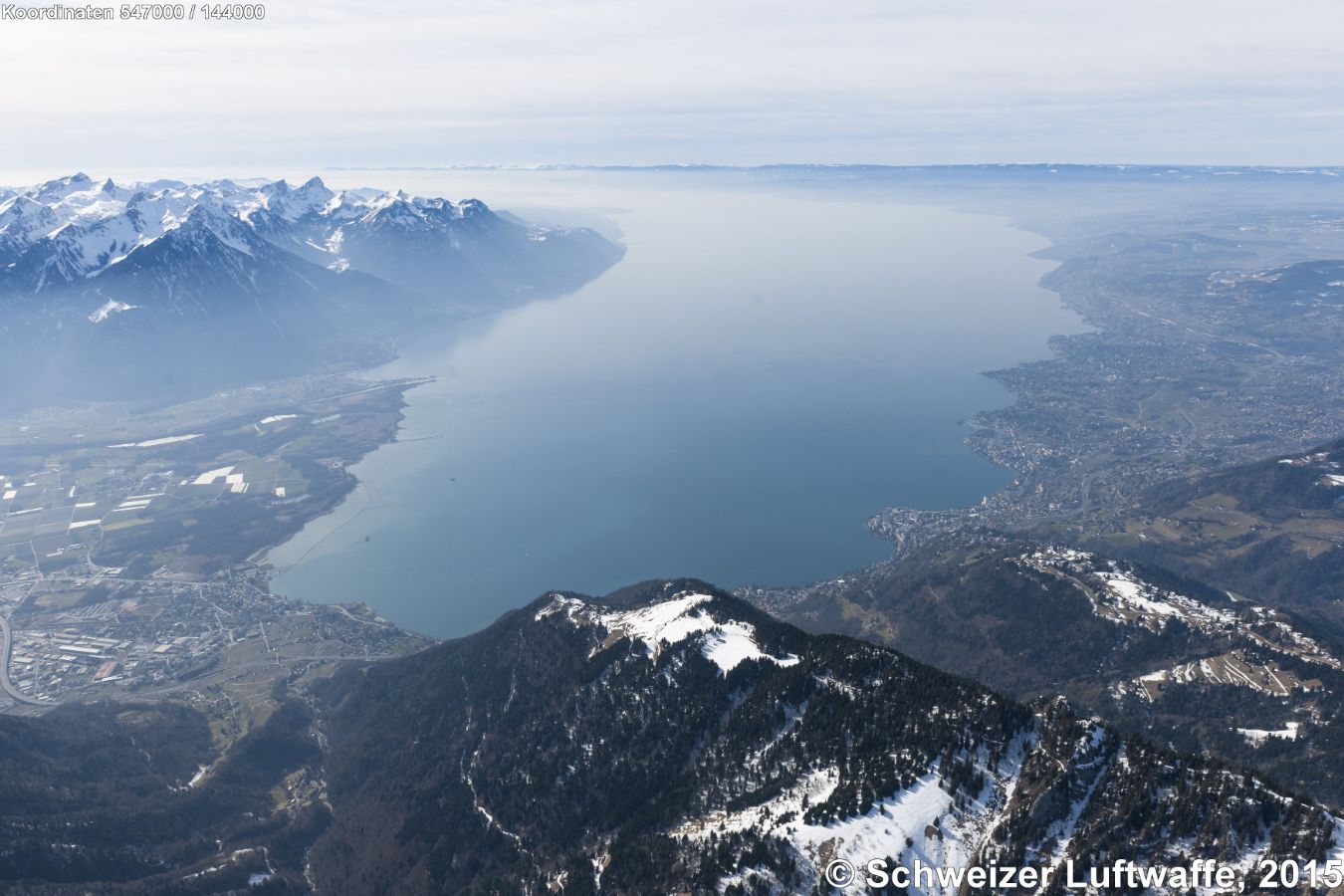 Lac Léman (März 2015): links im Bild vorne Villeneuve (VD), weiter See-abwärts: Bouveret. Rechts: Montreux, Clarens, Vevey. Im Bild links die Gebirgszüge der franz. Alpen (Dent d'Oche, Les Cornettes de Bise).